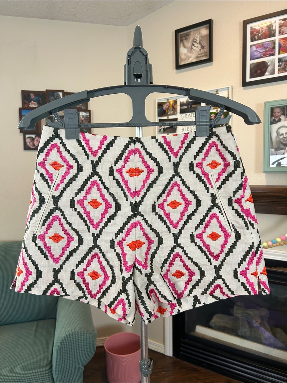 LOFT Cream Shorts w/ Pink and Orange Diamond Embroidered Aztec Print Size 2